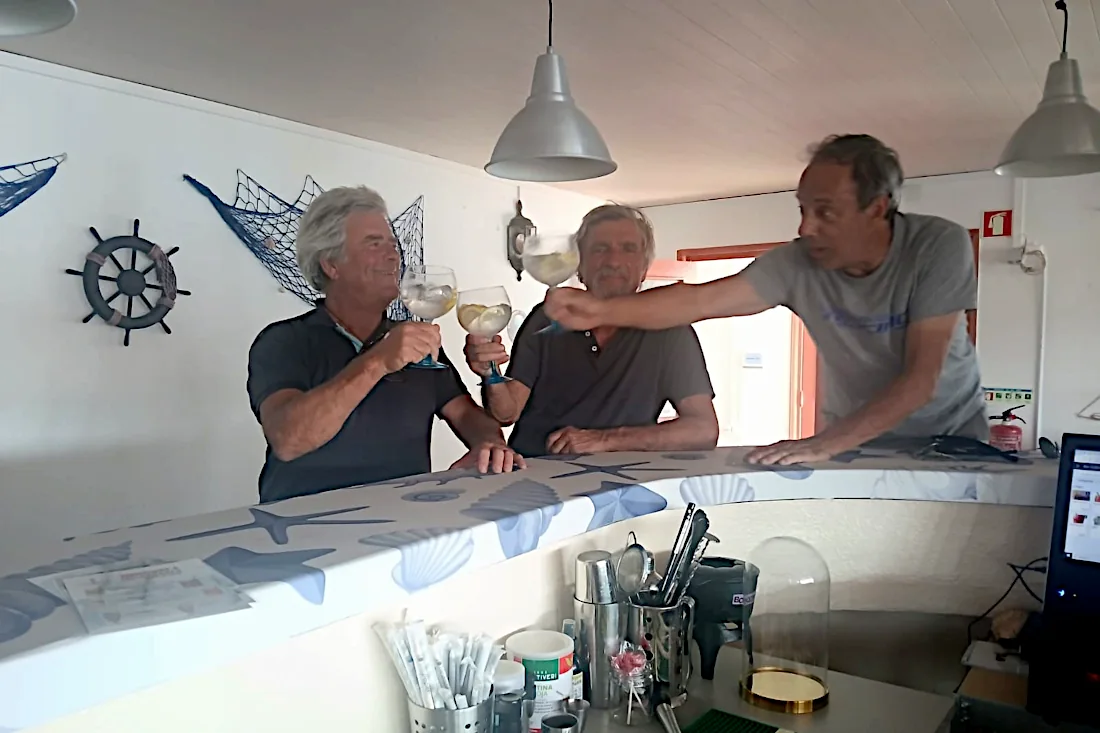 Um Brinde no Bar clube Náutico de Sines